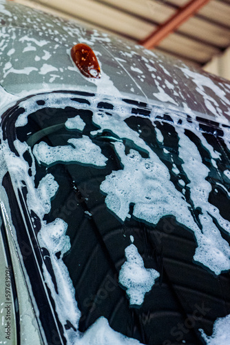 Obraz na płótnie A bustling truck maintenance shop, providing comprehensive truck wash services and expert repair solutions for both trucks and trailers. w salonie