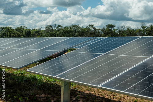 módulos de placas fotovoltaicas e detalhes das peças para geração de energia limpa photo