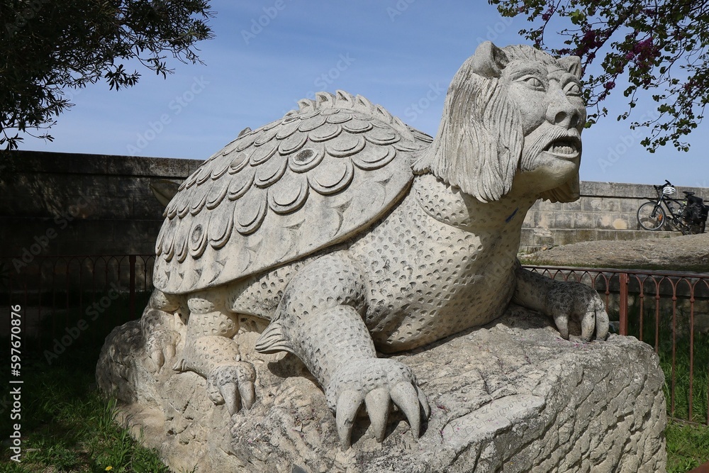 Statue du Tarasque, ou bête faramine, monstre folklorique à carapace de tortue, ville de Tarascon, département des Bouches du Rhône, France