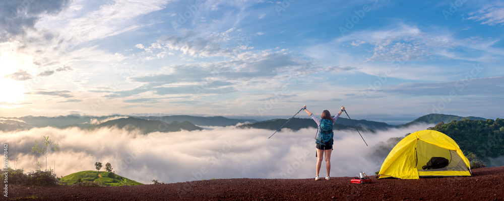 Naklejka premium female hiker enjoying on the top of cliff mountian