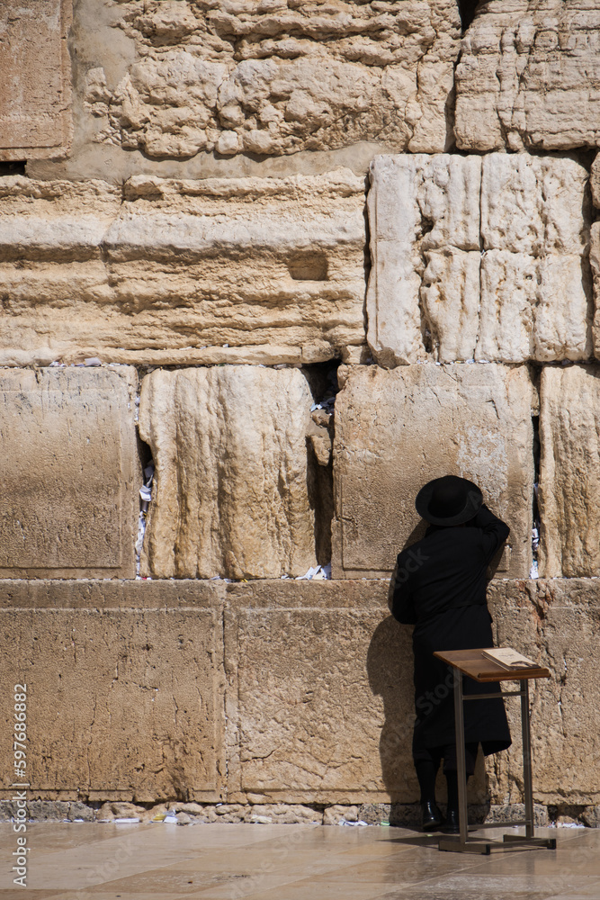 Gläubiger Rabbiner an Rosch Haschana an der Klagemauer in Jerusalem