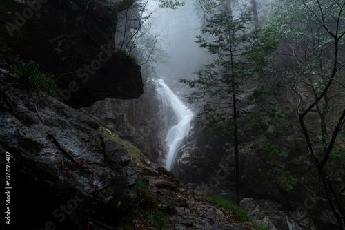 霧の中を流れる美しい滝 長野県