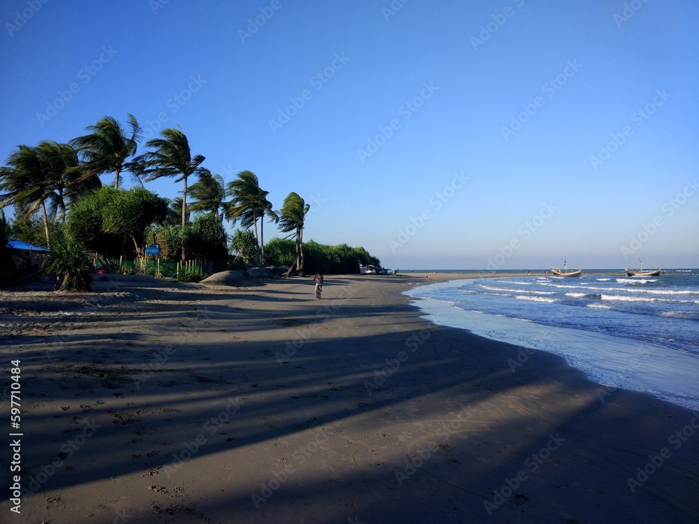 What is the Difference between Cox'S Bazar And St. Martin?  