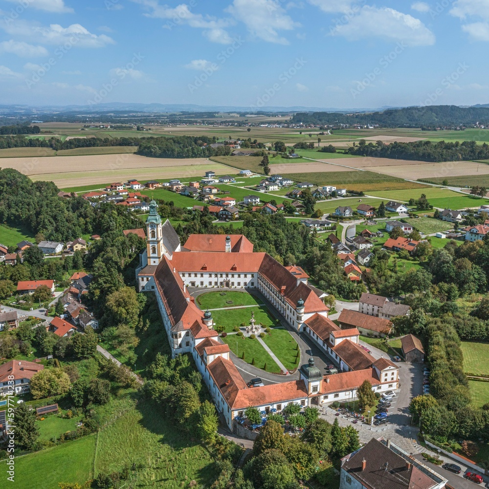 Ausblick auf die Klosteranlagen von Reichersberg in Oberösterreich Ausblick auf die Klosteranlagen von Reichersberg in Oberösterreich