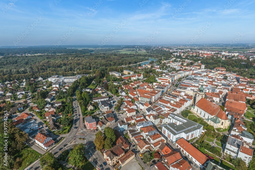 Mühldorf am Inn im Luftbild, Ausblick auf die Innenstadt mit regional typischen Gebäuden im Inn-Salzach-Stil