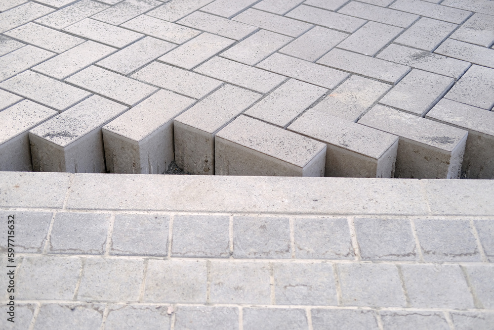 Foto de gray paving blocks on the ballast, side view, construction site