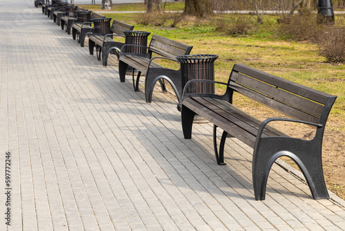 Fotografia empty benches in a summer park stand in a row