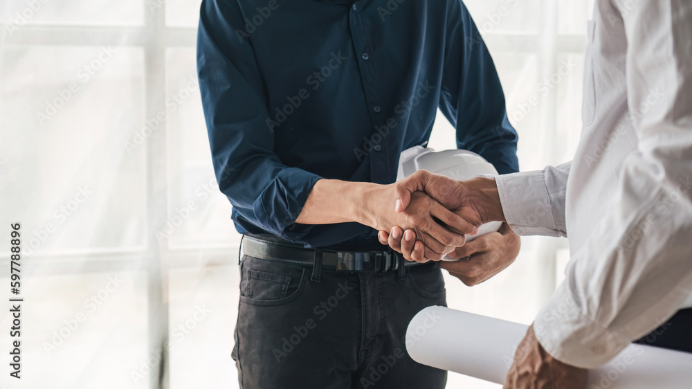 Hand in hand between project contractors and customers due to negotiation of expenses and investments, construction and repair of residential buildings.. Hand in hand between project contractors and customers due to negotiation of expenses and investments, construction and repair of residential buildings..