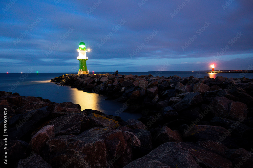 Leuchtturm Molenfeuer Westmole in Rostock mit Steinen am Meer Ostsee in Warnemünde Deutschland