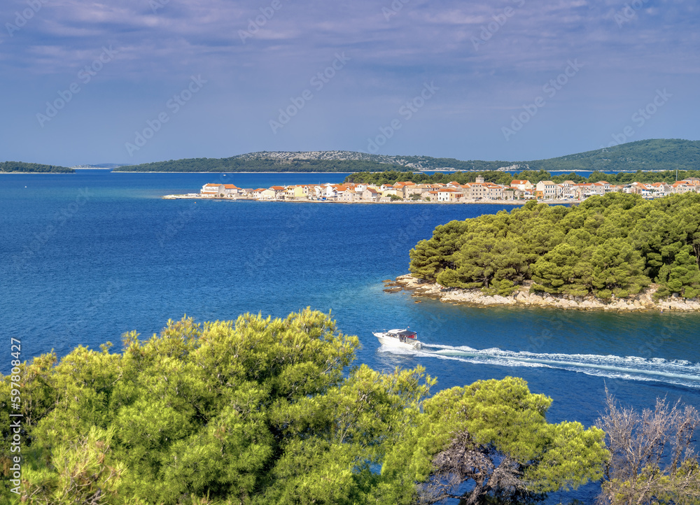 Boot fährt zur Insel Krapanj in Kroatien
