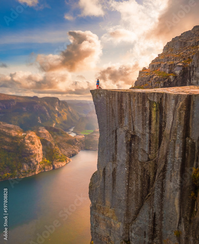 Frau und Hund stehen am Preikestolen in Norwegen