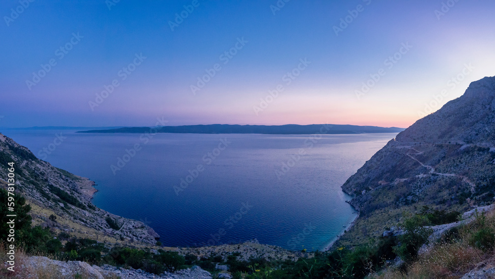 Sonnenuntergang mit Blick auf die Küste von Kroatien