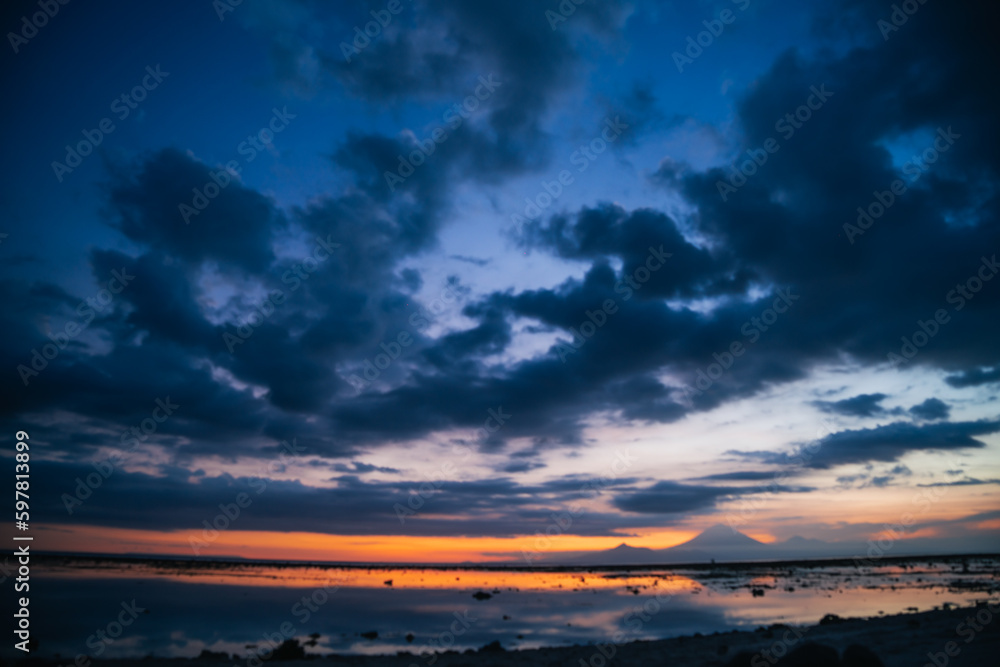 Fototapeta premium atardecer, bali, indonesia, playa, volcan, montaña, playa, verano, silueta, colores, nubes, agua, mar, playa, chica, cielo, asia, tailandia, gili, 