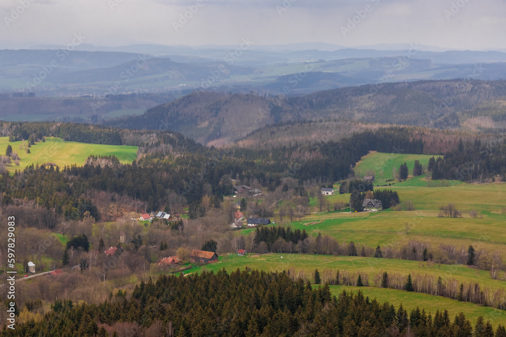 Widok ze szczytu na doliny i góry