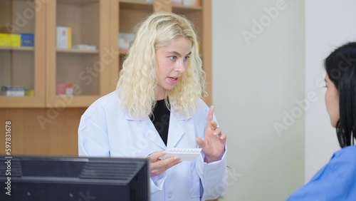 Fotografie Caucasian woman specialist doctor holds a pill box explains the intake and use o