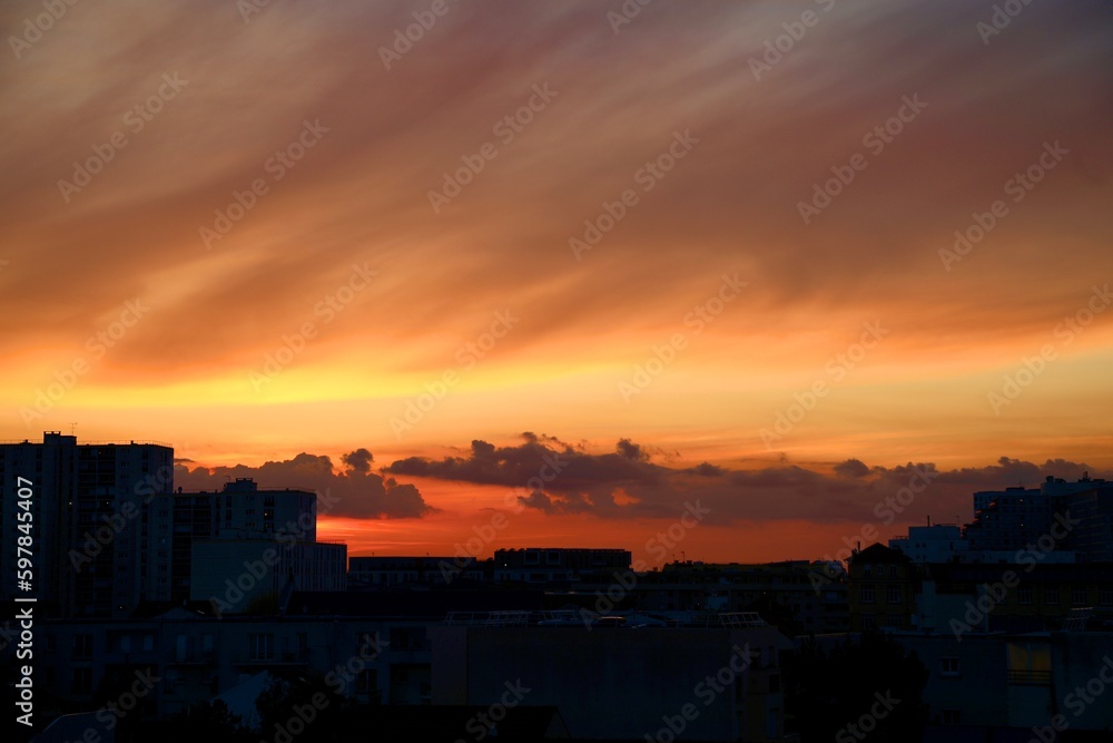 coucher de soleil sur les toits parisiens