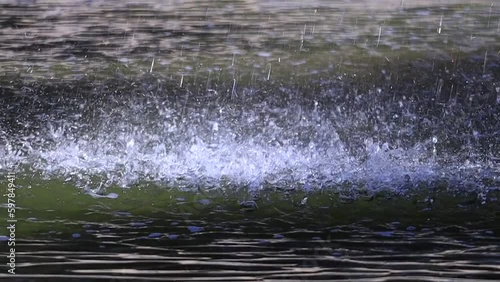 Gotas cayendo en el agua en cámara lenta sobre un rio