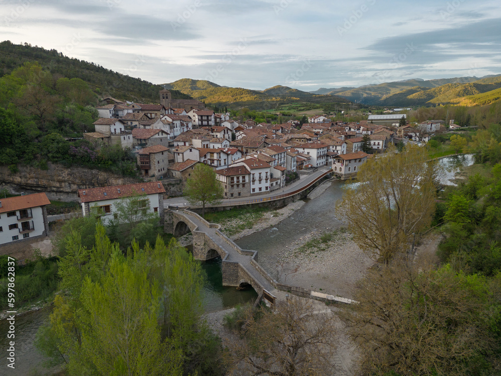 Obraz premium Burgi. Esca river and its medieval bridge. Roncal Valley, Navarra