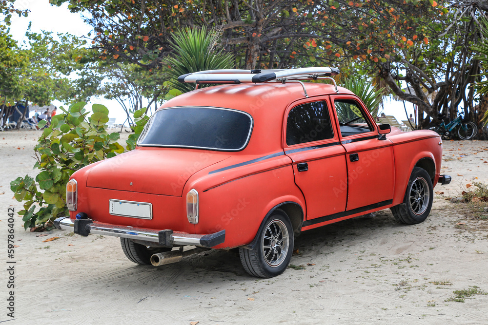 Wunderschöner roter Oldtimer auf Kuba (Karibik)