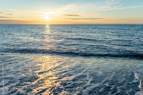 Sonnenaufgang am Ostsee Sand Strand auf R  gen bei Lobbe