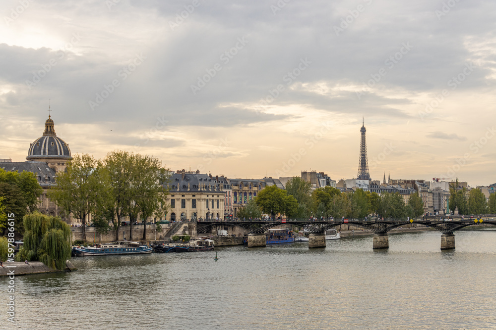 Fototapeta premium Magnificient view of la Seine river with the Eiffel Tower in the distant view