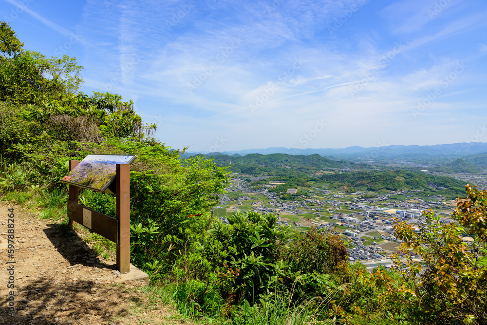 Fototapeta premium 香川県飯野山の登山道、中腹