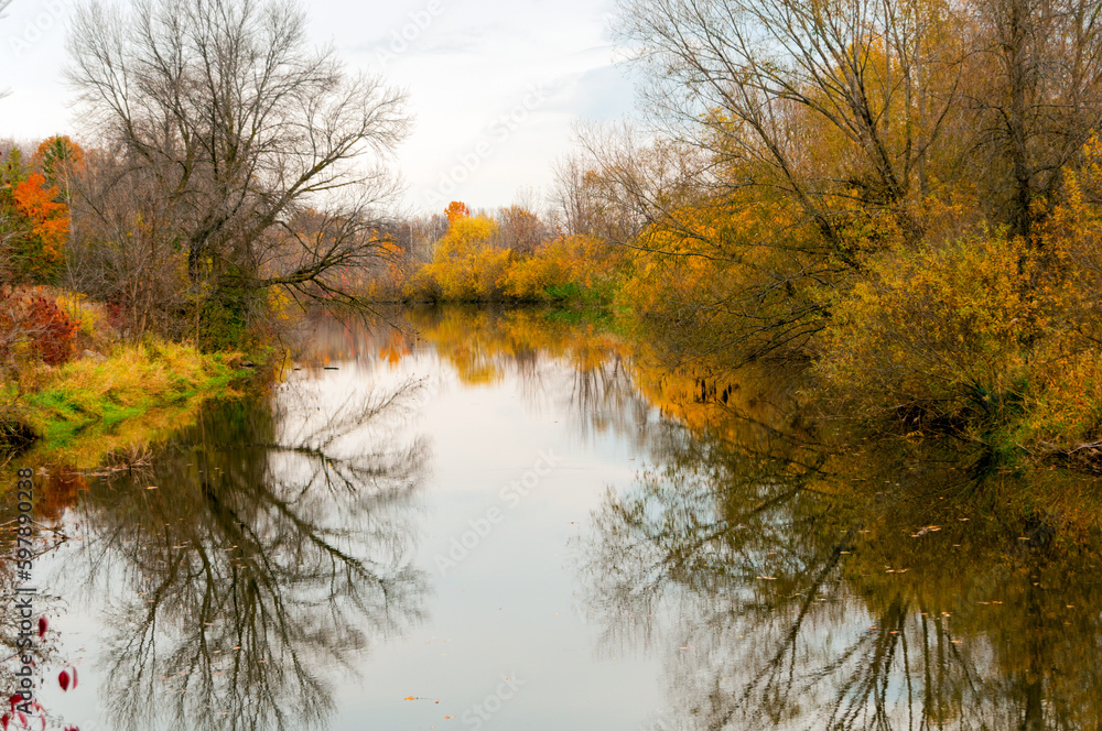 Obraz premium Fall Colors On The East River Near De Pere, Wisconsin