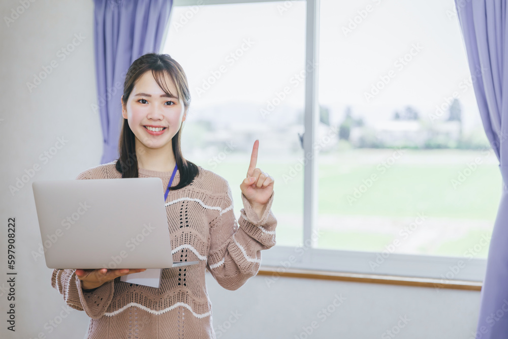 woman working at home 自宅で仕事する女性 woman working at home 自宅で仕事する女性