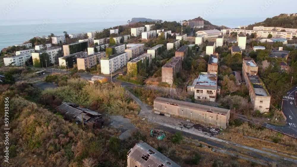 池島炭鉱跡「炭鉱住宅・アパート群」 StockVideo Adobe Stock