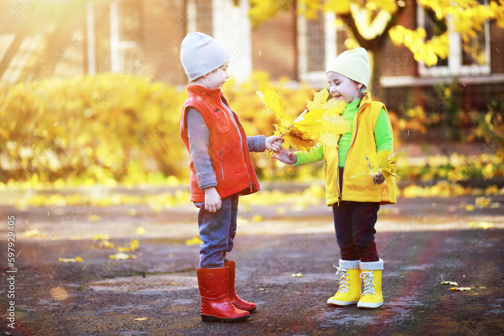 Children walk in the autumn park