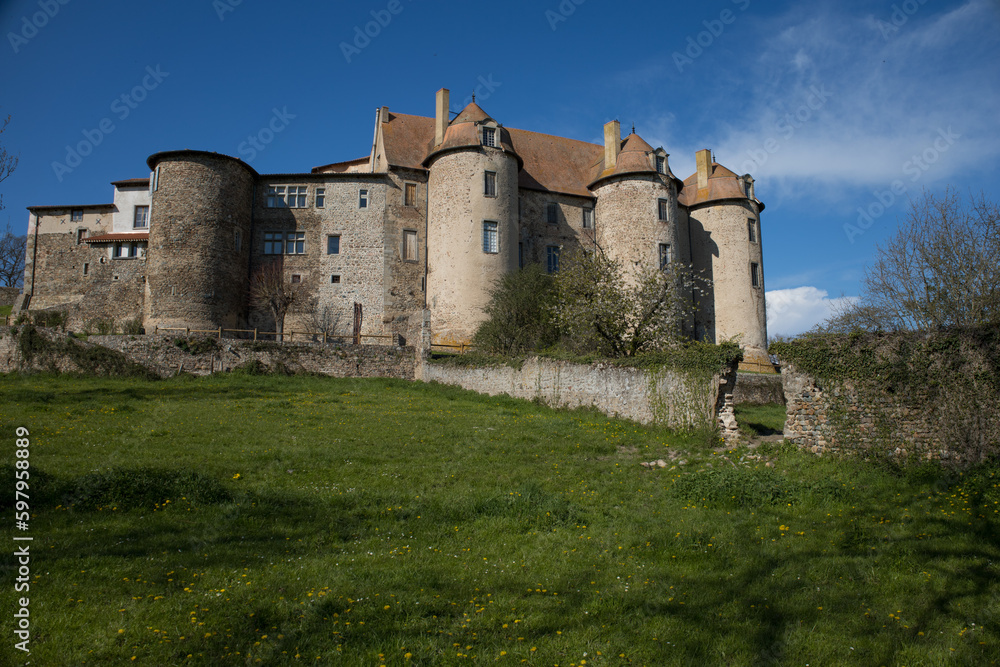 Château-prieuré de Pommiers-en-Forez. Mille ans d’histoire et d’architecture se dévoilent au cours de la visite de ce lieu aux multiples héritages