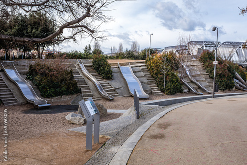 Foto Slides in Arganzuela Park, part of Madrid Rio recreational area in Madrid city,
