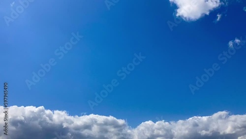 うごめく白い雲と春の空　タイムラプス