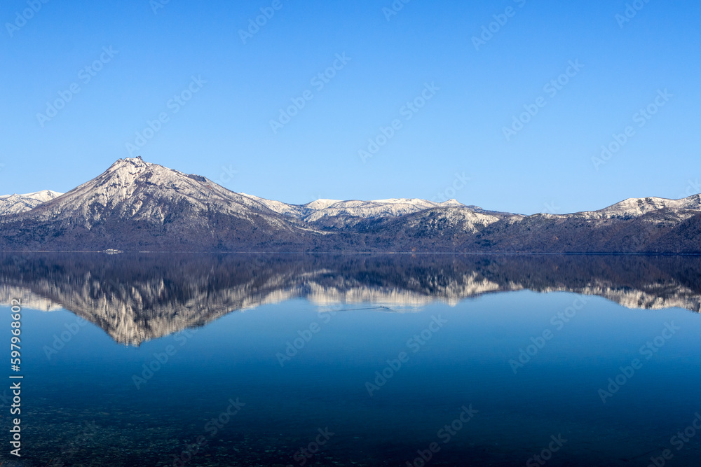 Naklejka premium 北海道千歳市、支笏湖の水鏡に映る恵庭岳【4月】