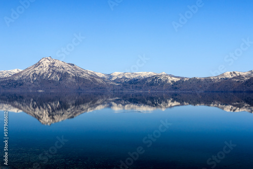 北海道千歳市、支笏湖の水鏡に映る恵庭岳【4月】