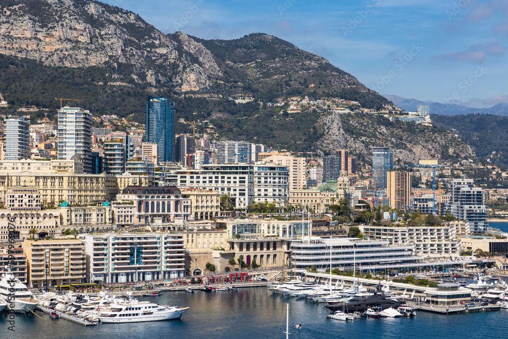 Bâtiments au bord du Port Hercule à Monaco