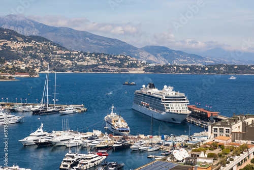 Navire de croisière dans le Port de Monaco © Ldgfr Photos