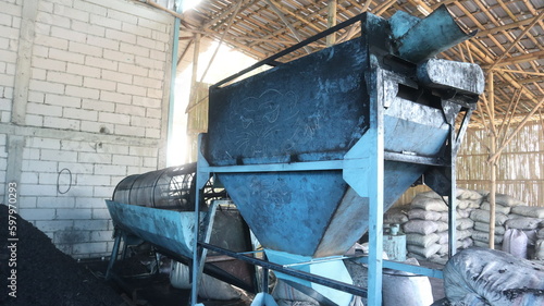 Coconut charcoal briquettes production process: fuel, machines and products