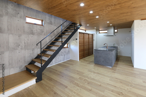 デザイン性の高い階段とキッチンのある部屋
