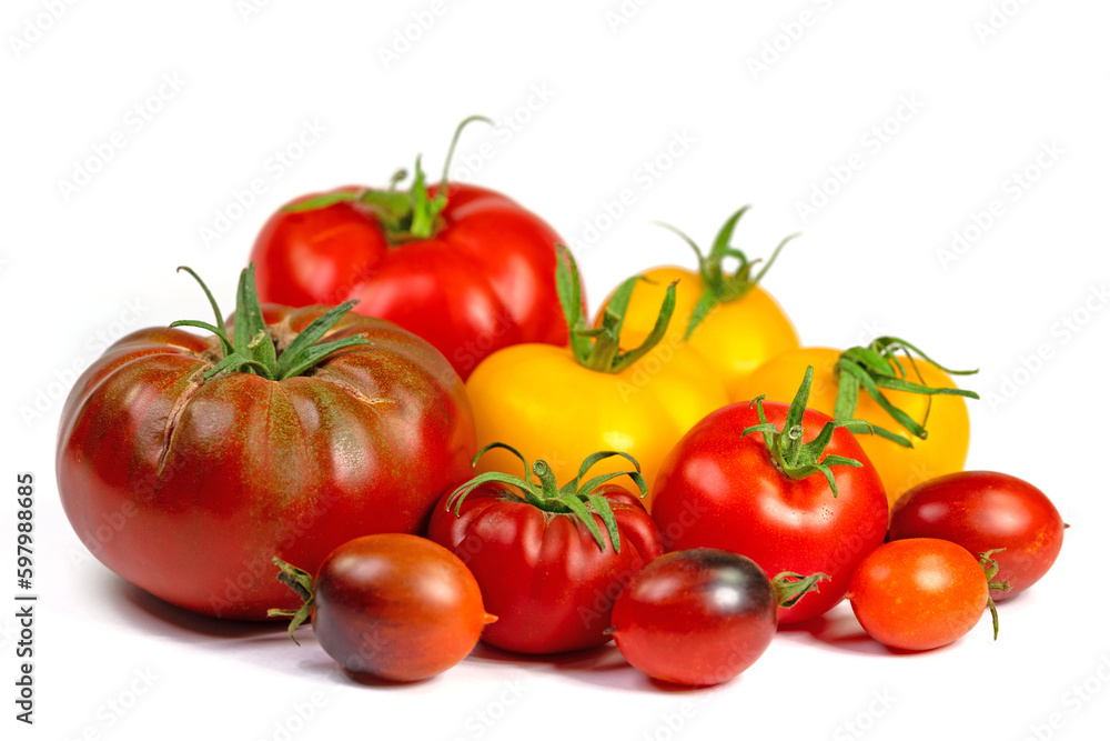 Verschiedene rote und gelbe Tomaten vor weißen Hintergrund Verschiedene rote und gelbe Tomaten vor weißen Hintergrund
