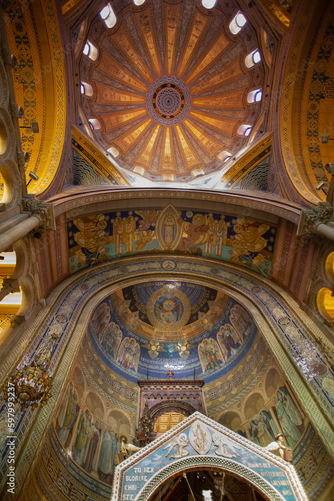 Obraz premium Interior detail of the architecture and decorations of Our Lady of Mount Carmel church