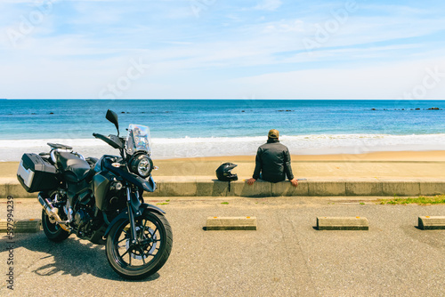 バイクと海を眺める人 photo