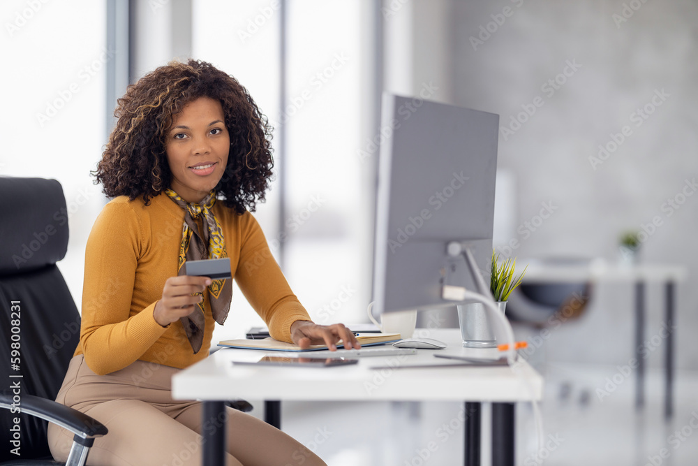 Obraz premium Woman typing credit card information on laptop