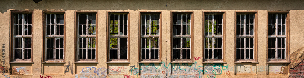 Fensterreihe einer Industrieruine Fensterreihe einer Industrieruine