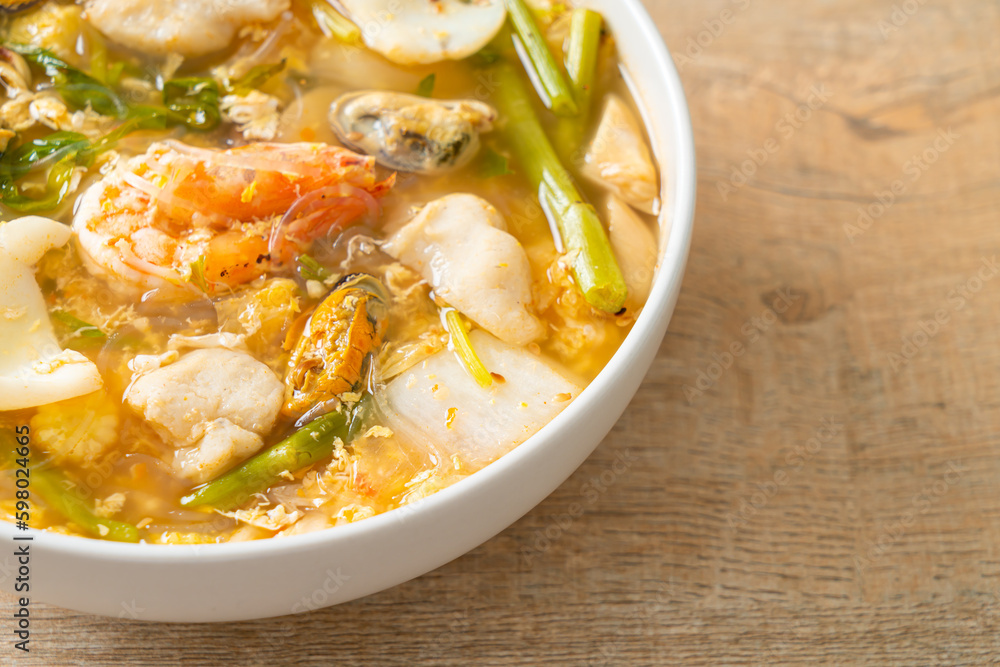 Sukiyaki soup with seafood bowl