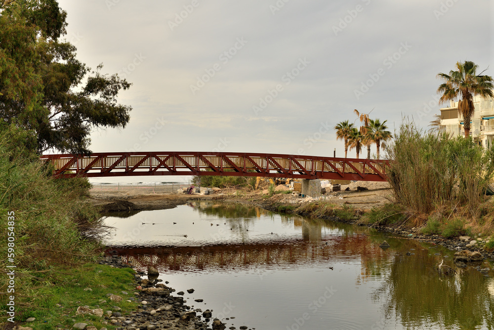puente de hierro y madera en construcción sobre un río en Marbella España