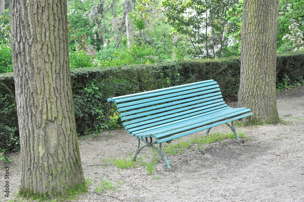 banc dans le jardin