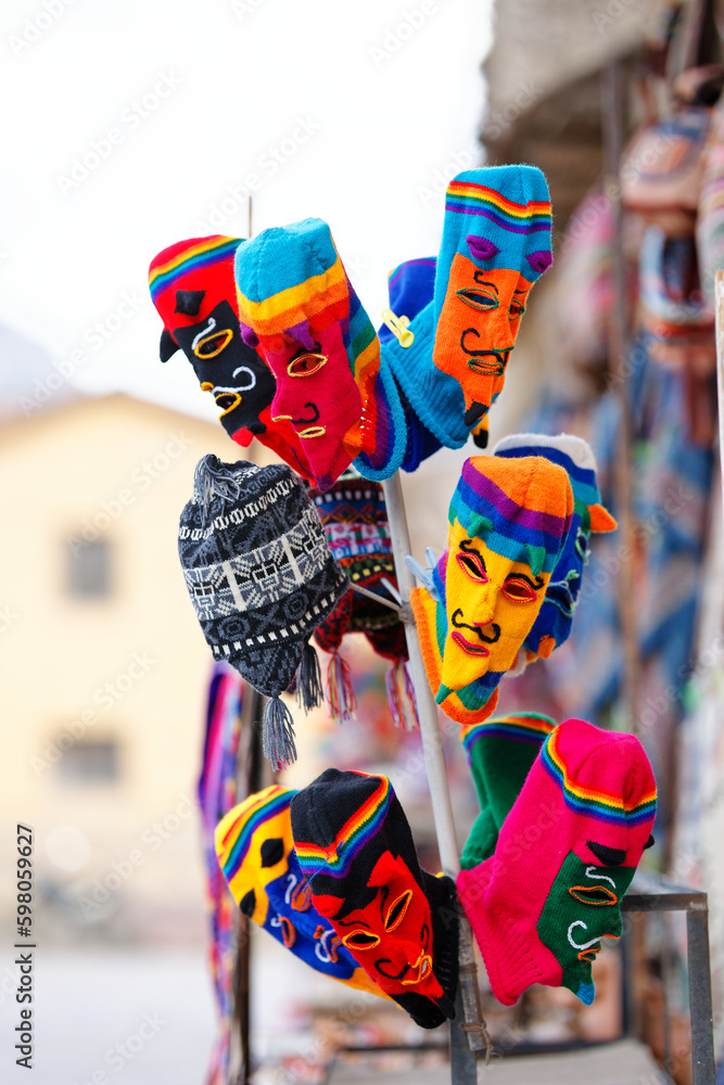 Traditionelle peruanische Masken aus Ollantaytambo nahe Cusco. - obrazy, fototapety, plakaty 