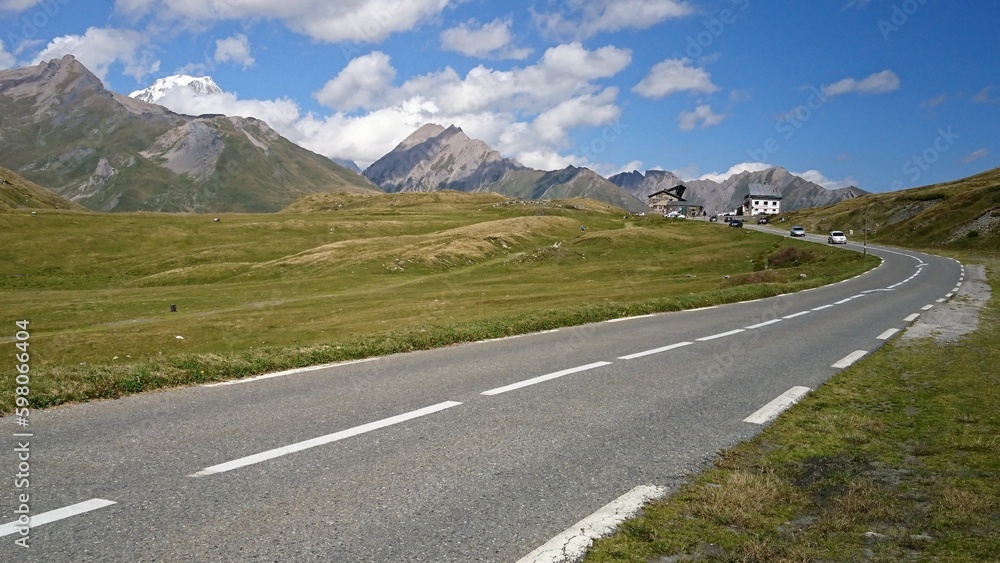 Le col du Petit Saint Bernard à 2188 m marque la frontière entre la Tarentaise et le Val d’Aoste en savoie.