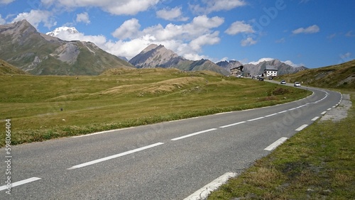 Le col du Petit Saint Bernard à 2188 m marque la frontière entre la Tarentaise et le Val d’Aoste en savoie.
